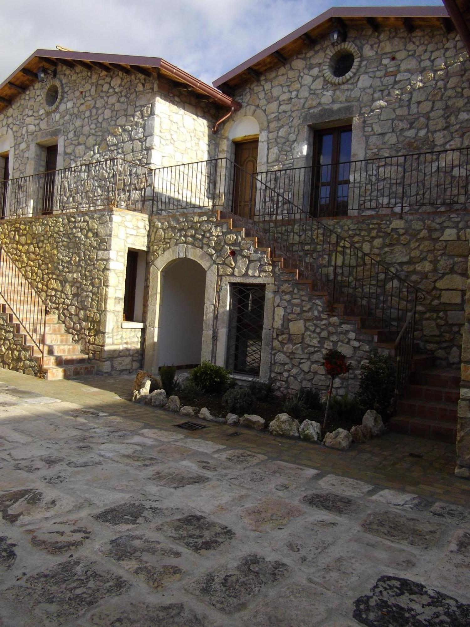 Hotel Il Feudo Dei Pierleoni Celano Buitenkant foto