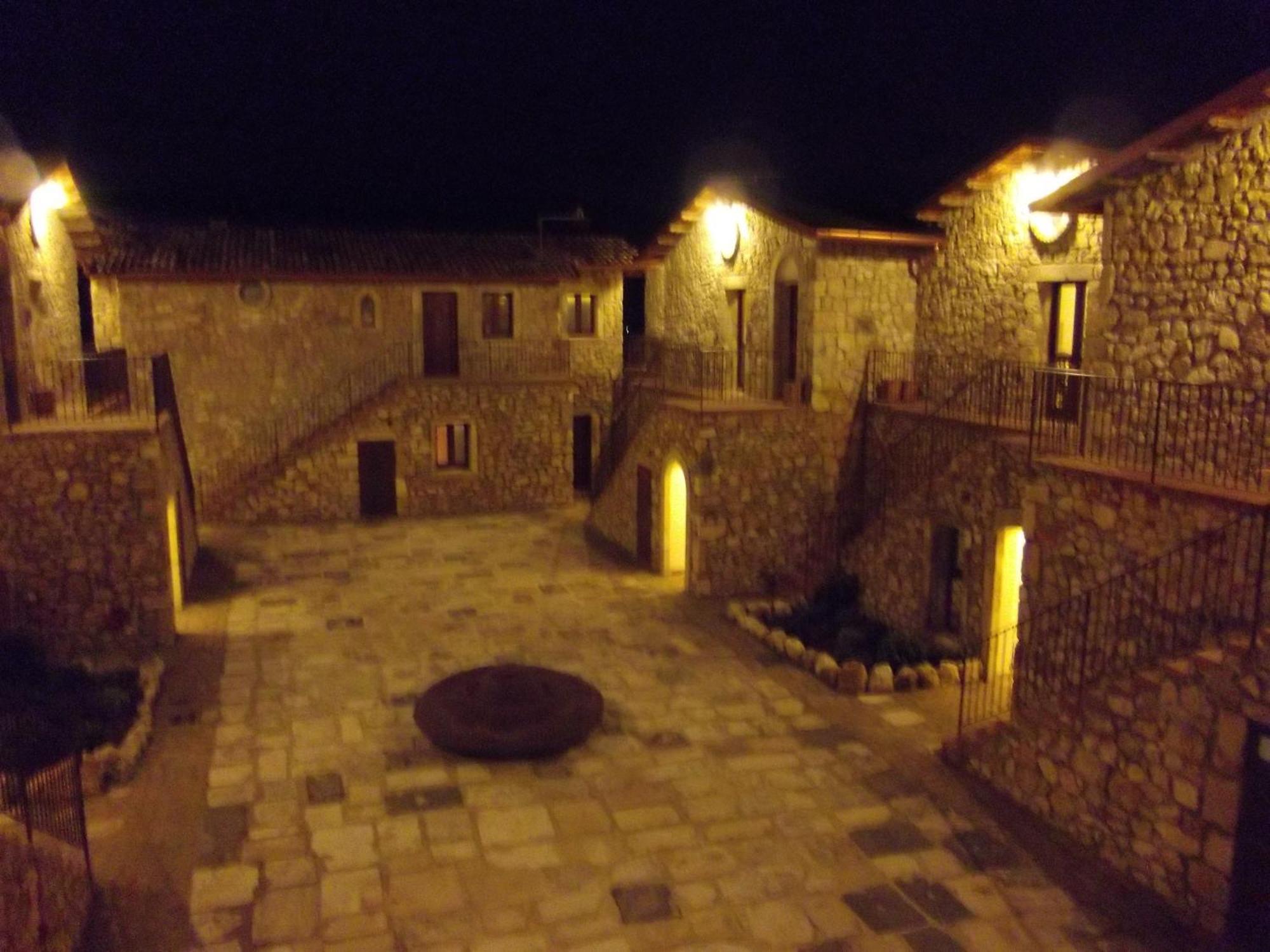 Hotel Il Feudo Dei Pierleoni Celano Buitenkant foto
